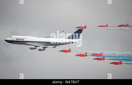 RAF Fairford, Glos, Großbritannien. Juli 2019 20. Tag 2 des Royal International Air Tattoo (RIAT) mit militärischer Flugzeuge aus der ganzen Welt Montage für größte Airshow der Welt, die bis 21. Juli läuft. Bild: ein Highlight von Tag 2 ist der flypast durch die RAF Red Arrows aerobatic Display Team in Formation mit einem boac Speedbird livrierten Boeing 747. Credit: Malcolm Park/Alamy Leben Nachrichten. Stockfoto