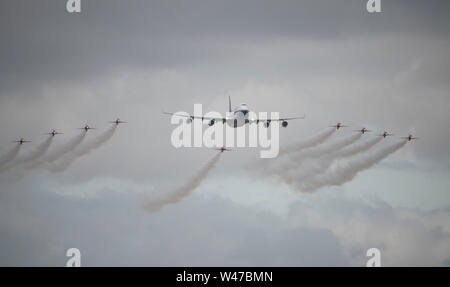 RAF Fairford, Glos, Großbritannien. Juli 2019 20. Tag 2 des Royal International Air Tattoo (RIAT) mit militärischer Flugzeuge aus der ganzen Welt Montage für größte Airshow der Welt, die bis 21. Juli läuft. Bild: ein Highlight von Tag 2 ist der flypast durch die RAF Red Arrows aerobatic Display Team in Formation mit einem boac Speedbird livrierten Boeing 747. Credit: Malcolm Park/Alamy Leben Nachrichten. Stockfoto