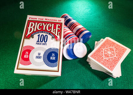 Noch immer leben Fahrrad Marke Poker Chips und Karten auf grünem Filz Kartenspiel Tabelle, USA Stockfoto
