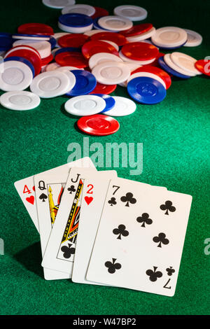 Five Card Stud Poker Hand, halten Nichts, Verloren, Hand Stockfoto