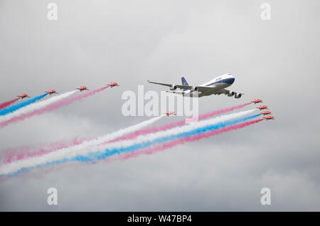 RAF Fairford, Glos, Großbritannien. Juli 2019 20. Tag 2 des Royal International Air Tattoo (RIAT) mit militärischer Flugzeuge aus der ganzen Welt Montage für größte Airshow der Welt, die bis 21. Juli läuft. Bild: ein Highlight von Tag 2 ist der flypast durch die RAF Red Arrows aerobatic Display Team in Formation mit einem boac Speedbird livrierten Boeing 747. Credit: Malcolm Park/Alamy Leben Nachrichten. Stockfoto