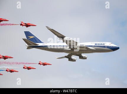 RAF Fairford, Glos, Großbritannien. Juli 2019 20. Tag 2 des Royal International Air Tattoo (RIAT) mit militärischer Flugzeuge aus der ganzen Welt Montage für größte Airshow der Welt, die bis 21. Juli läuft. Bild: ein Highlight von Tag 2 ist der flypast durch die RAF Red Arrows aerobatic Display Team in Formation mit einem boac Speedbird livrierten Boeing 747. Credit: Malcolm Park/Alamy Leben Nachrichten. Stockfoto