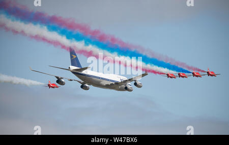 RAF Fairford, Glos, Großbritannien. Juli 2019 20. Tag 2 des Royal International Air Tattoo (RIAT) mit militärischer Flugzeuge aus der ganzen Welt Montage für größte Airshow der Welt, die bis 21. Juli läuft. Bild: ein Highlight von Tag 2 ist der flypast durch die RAF Red Arrows aerobatic Display Team in Formation mit einem boac Speedbird livrierten Boeing 747. Credit: Malcolm Park/Alamy Leben Nachrichten. Stockfoto