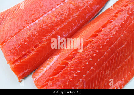 In freier Wildbahn gefangenen sockeye Lachs Filets auf weißem Hintergrund Stockfoto