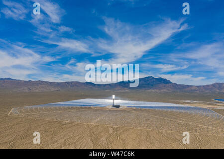 Luftaufnahme der Solar Tower Der ivanpah Solar Electric System erzeugt bei Kalifornien Stockfoto