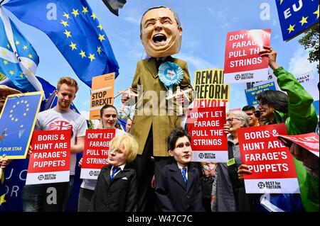 Nigel Farage Darstellung mit Boris Johnson und Jeremy Hunt Puppen. März für den Wandel. Nein zu Boris. Ja zu Europa. Anti-Brexit Protest, London. Großbritannien Stockfoto