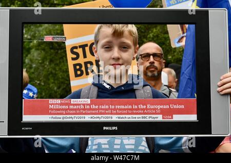 Junge Demonstrantin. März für den Wandel. Nein zu Boris. Ja zu Europa. Anti-Brexit Protest, London. Großbritannien Stockfoto