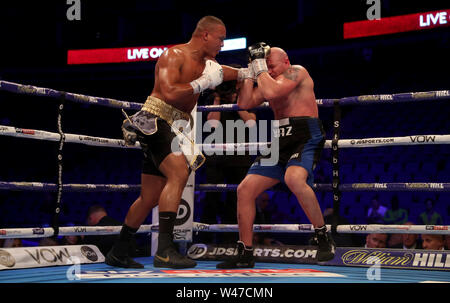 Fabio Wardley in Aktion gegen Mariano Ruben Diaz Strunz in der O2 Arena in London. Stockfoto