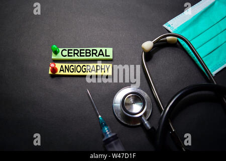 Zerebrale Angiographie Text auf Haftnotizen. Draufsicht auf schwarzem Hintergrund isoliert. Healthcare/Medical Konzept Stockfoto