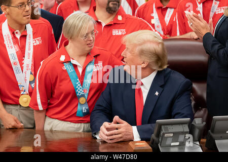 Washington, Vereinigte Staaten von Amerika. 18 Juli, 2019. Präsident Donald J. Trumpf spricht mit Jane Cameron, ein Mitglied von Team USA für die 2019 Special Olympics World Games Donnerstag, 18. Juli 2019, im Oval Office des Weißen Hauses. Personen: Präsident Donald Trump, Jane Cameron Credit: Stürme Media Group/Alamy leben Nachrichten Stockfoto