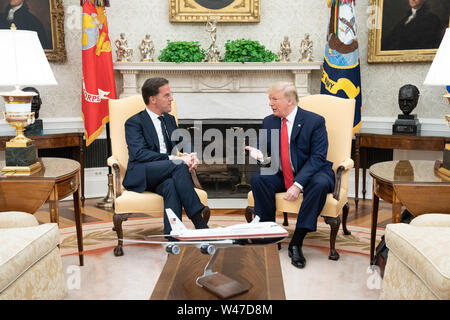 Washington, Vereinigte Staaten von Amerika. 18 Juli, 2019. Präsident Donald J. Trumpf beteiligt sich an einem bilateralen Treffen mit dem Premierminister der Niederlande Mark Rutte Donnerstag, 18. Juli 2019, im Oval Office des Weißen Hauses. Personen: Präsident Donald Trump Credit: Stürme Media Group/Alamy leben Nachrichten Stockfoto