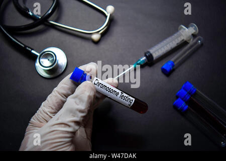 Chromosom Test text auf Haftnotizen. Draufsicht auf schwarzem Hintergrund isoliert. Healthcare/Medical Konzept Stockfoto