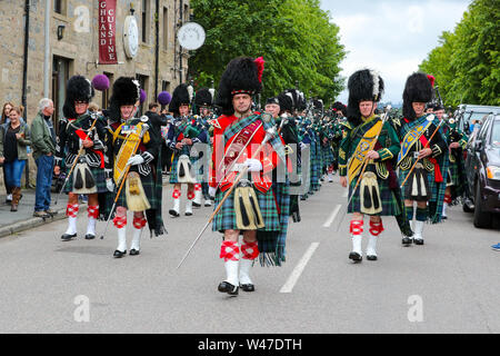 Tomintoul, Schottland. 20. Juli 2019 eines der wichtigsten Highland Games Sammlung begann mit dem traditionellen Umzug der lokalen Pipe Bands durch die Stadt von Tomintoul und bedankte sich bei den Einheimischen an mehreren Haltestellen auf dem Weg, ein dram der lokalen Scotch Whisky zu jedem Mitglied der Bands. Trotz starker Regen, die Spiele weiterhin Unterhaltung auf Tausende von Zuschauern und viele Touristen aus dem Ausland Stockfoto