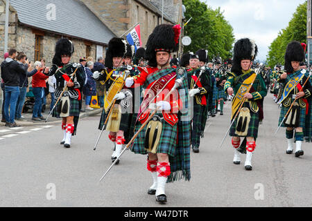 Tomintoul, Schottland. 20. Juli 2019 eines der wichtigsten Highland Games Sammlung begann mit dem traditionellen Umzug der lokalen Pipe Bands durch die Stadt von Tomintoul und bedankte sich bei den Einheimischen an mehreren Haltestellen auf dem Weg, ein dram der lokalen Scotch Whisky zu jedem Mitglied der Bands. Trotz starker Regen, die Spiele weiterhin Unterhaltung auf Tausende von Zuschauern und viele Touristen aus dem Ausland Stockfoto