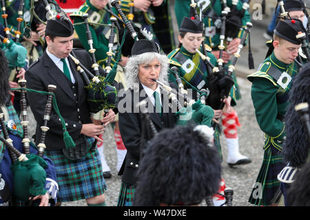 Tomintoul, Schottland. 20. Juli 2019 eines der wichtigsten Highland Games Sammlung begann mit dem traditionellen Umzug der lokalen Pipe Bands durch die Stadt von Tomintoul und bedankte sich bei den Einheimischen an mehreren Haltestellen auf dem Weg, ein dram der lokalen Scotch Whisky zu jedem Mitglied der Bands. Trotz starker Regen, die Spiele weiterhin Unterhaltung auf Tausende von Zuschauern und viele Touristen aus dem Ausland Stockfoto