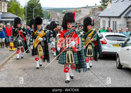 Tomintoul, Schottland. 20. Juli 2019 eines der wichtigsten Highland Games Sammlung begann mit dem traditionellen Umzug der lokalen Pipe Bands durch die Stadt von Tomintoul und bedankte sich bei den Einheimischen an mehreren Haltestellen auf dem Weg, ein dram der lokalen Scotch Whisky zu jedem Mitglied der Bands. Trotz starker Regen, die Spiele weiterhin Unterhaltung auf Tausende von Zuschauern und viele Touristen aus dem Ausland Stockfoto