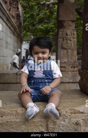 Ein süßes kleines Baby Mädchen in Freude Stimmung Stockfoto