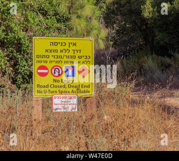 Eine Sackgasse Zeichen in Hebräisch und Englisch, in einem Feld in der Nähe von Jerusalem, Israel Stockfoto