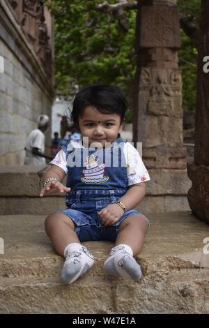 Ein süßes kleines Baby Mädchen in Freude Stimmung Stockfoto