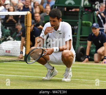London England vom 14. Juli 2019 Die Meisterschaften in Wimbledon 2019 14072019 Novak Djokovic (SRB) schmeckt das "Green, Green Grass" nach Mens gewinnen Stockfoto