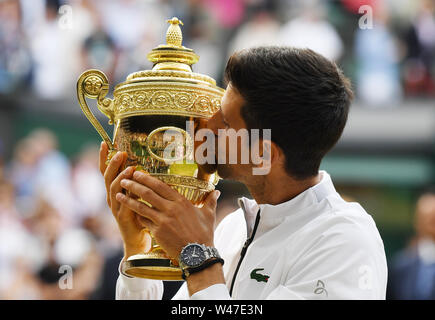 London England vom 14. Juli 2019 Die Meisterschaften in Wimbledon 2019 14072019 Novak Djokovic (SRB) mit Trophäe, nachdem er Mens endgültige Foto Roger Parker In Stockfoto