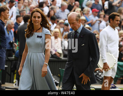 London England vom 14. Juli 2019 Die Meisterschaften in Wimbledon 2019 14072019 Die Herzogin von Cambridge ist aus Gericht begleitet von der Herzog von Kent nach Trophäe Stockfoto