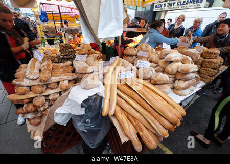 Abschaltdruck zu verkaufen verschiedene Sorten Brot am Samstag Markt, in der Portobello Road, London Stockfoto