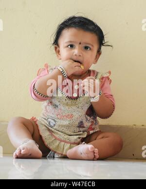 Ein süßes kleines Baby Mädchen in Freude Stimmung Stockfoto