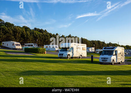 Am späten Abend Sonne mit Reisemobile und Wohnwagen auf einem Campingplatz in North Wales UK Stockfoto