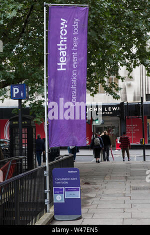 London, Großbritannien. 19. Juli, 2019. Schilder, die den Schauplatz für eine zentrale London Heathrow 'Masterplan' Beratung Veranstaltung in Cavendish Square. Stockfoto