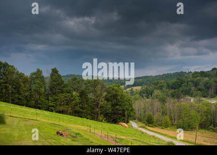 Gewitterwolken Rollen in über einem ländlichen Gebiet in Pennsylvania der Vereinigten Staaten von Amerika. Stockfoto