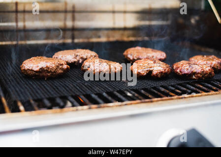 Hamburger auf einem Grill im Sommer gekocht. Stockfoto