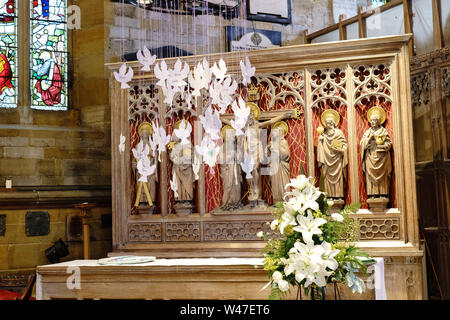 Altar mit hängendem weißem Karton Tauben auf der Nordinsel in der St. Mary's Church, Scarborough, North Yorkshire, England, Großbritannien. Stockfoto