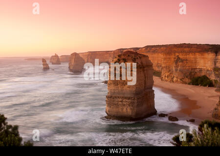 Zwölf Apostel Meer Felsen in der Nähe der Great Ocean Road Port Campbell National Park, Australien. Weiche, selektiver Fokus, rosa Filter. Stockfoto