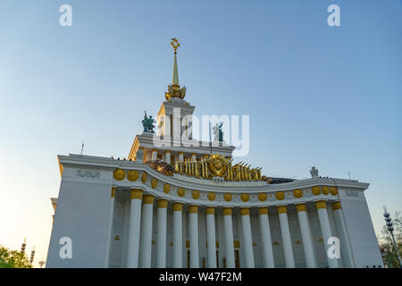 Moskau, Russland, 30. April 2019: vdnh Park main Pavillon aller russischen Ausstellungszentrum, sonnigen Tag mit voller Menschen Stockfoto