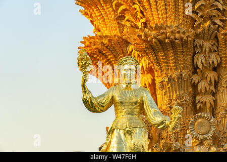 Brunnen der Freundschaft der Nationen (Druzhba Narodov) Nahaufnahme mit vergoldeten goldenen Statuen an VDNKh in Moskau im Juni 2019 Stockfoto