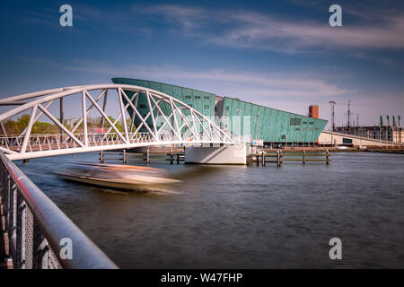 Außenansicht des Nemo Science Museum in Amsterdam, Niederlande Stockfoto