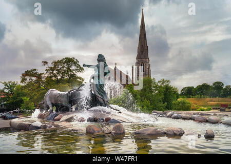 Anzeigen von Gefion Fountain und St. Alban anglikanische Kirche in Kopenhagen. Dänemark Stockfoto