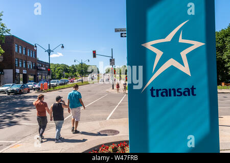 Montreal, CA - 7. Juli 2019: Air Transat Schild am Ende der Air Transat Tower. Stockfoto