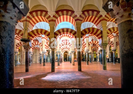 Innenraum der Kathedrale La Mezquita gebaut innerhalb der ehemaligen Großen Moschee. Cordoba, Andalusien, Spanien Stockfoto