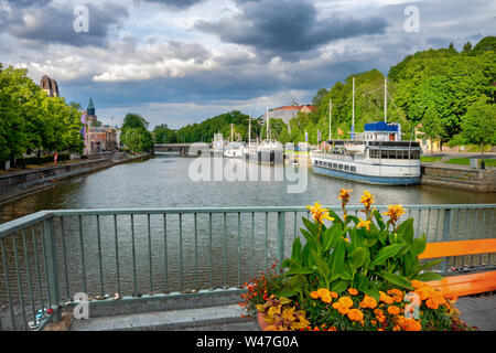 Blick auf den Fluss Aura mit Schiffen von Theater Brücke in Turku. Finnland Stockfoto