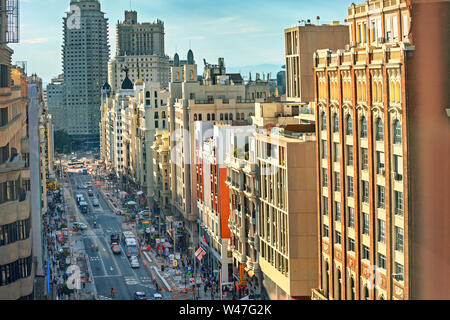 Panorama Blick von oben auf die Gran Vía, der Haupteinkaufsstraße in der Innenstadt. Madrid, Spanien, Europa Stockfoto