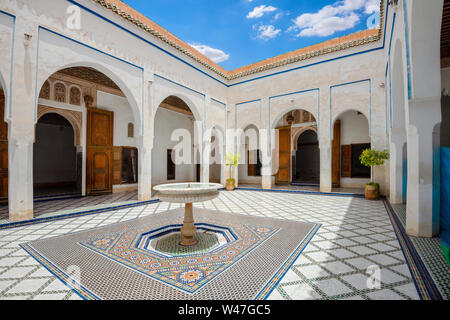 Schöner Innenhof mit Mosaikboden und Brunnen im alten Palais Bahia. . Marrakesch, Marokko, Nordafrika Stockfoto