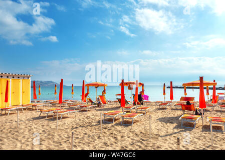 Kleiner Strand mit bunten Sonnenschirmen in der Resort City von San Remo. Ligurien, Italien Stockfoto