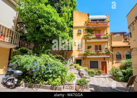 Straße Foto mit bunten Fassaden der Häuser in Taormina. Sizilien, Italien Stockfoto