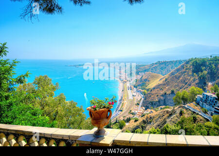 Antenne Panoramablick vom öffentlichen Park an der Küste von Taormina. Sizilien, Italien Stockfoto