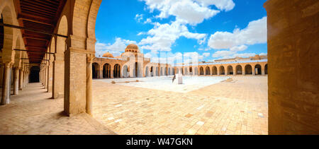 Panoramablick auf die architektonische Landschaft mit Arcade und den Innenhof des alten Große Moschee in Kairouan. Tunesien, Nordafrika Stockfoto