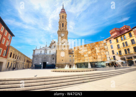 Glockenturm und die Kathedrale von Retter (La Seo de Zaragoza) auf der Plaza del Pilar im Stadtzentrum. Zaragoza, Spanien Stockfoto