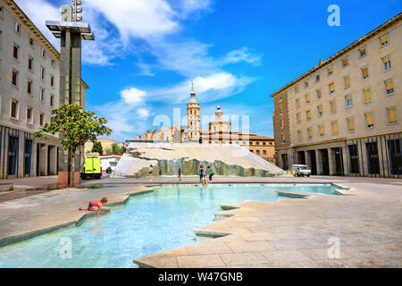 Stadtbild mit Fuente de la Hispanidad Brunnen auf der Plaza del Pilar im Stadtzentrum. Zaragoza, Spanien Stockfoto