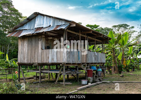 San Jose de Paranapura Dorf mit Wasseraufbereitung Turm auf dem peruanischen Amazonas Stockfoto